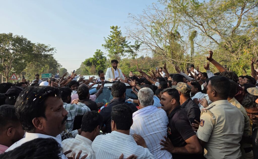 ‘ಗಿಲ್ಲಿನಟ’ನಿಗೆ ಮಳವಳ್ಳಿಯಲ್ಲಿ ಅದ್ಧೂರಿ ಸ್ವಾಗತ ; ಹರಿದು ಬಂದ ಜನಸಾಗರ
